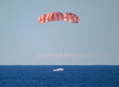 Orion splashdown with parachutes in the Pacific